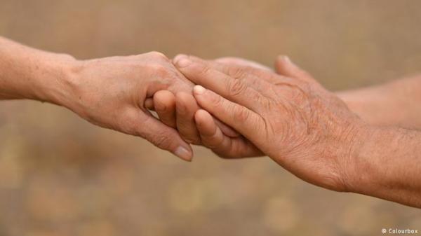 بعد انتظار دام لأكثر من أربعين عاما حققت حلمه بالزواج منها!