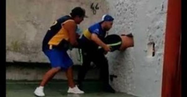 بالفيديو.. مشجع يلقى مصرعه أثناء دخوله الملعب عبر فتحة بالجدار