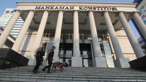 إندونيسيا: سجلت لمديرها تحرشه بها، فحكم عليها بالسجن والغرامة