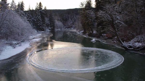 بالفيديو: قرص جليدي ضخم يدور حول نفسه في نهر بأمريكا