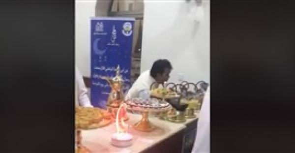 بوفيه مفتوح للمصلين بمسجد إماراتي يثير الجدل (فيديو)