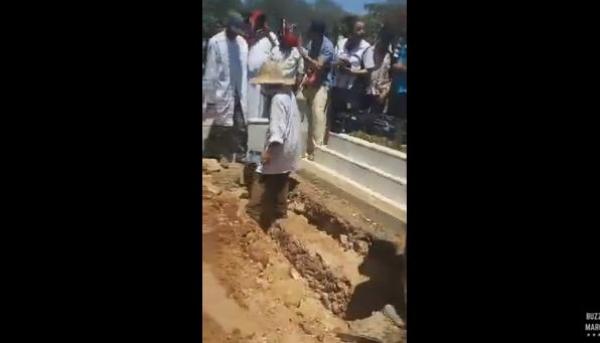 بالفيديو : مراسيم دفن الأسطورة عبد المجيد الظلمي