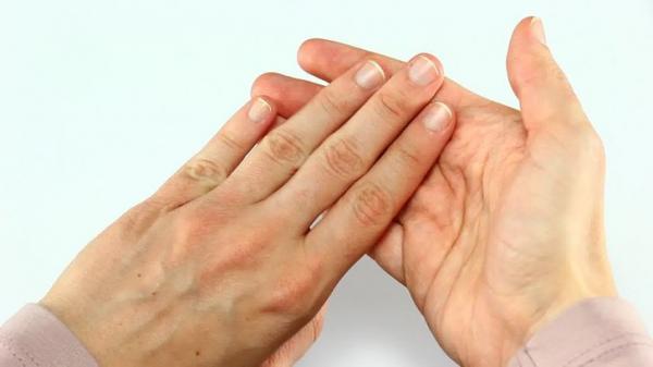 بالفيديو: هذا سبب سماع صوت عند فرقعة الأصابع