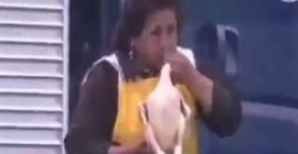 بالفيديو.. تجار ينفخون الدجاج ليبدو أكبر حجما قبل البيع