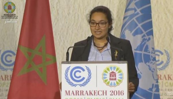 مغربية ذات 16 سنة تتحدث اللغة الانجليزية بطلاقة أمام أنظارالملك و قادة العالم