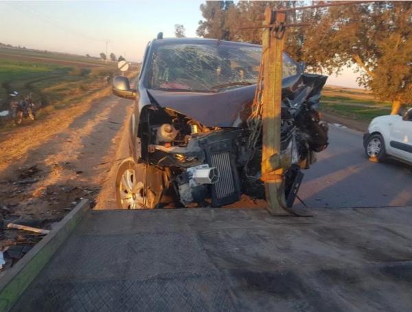 بالصور: مصرع شخص وإصابة 13 اخرين في حادثة سير خطيرة ضواحي سيدي بنور