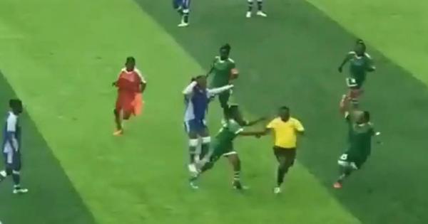 اعتداء لاعبات على حكم مباراة كرة قدم  بسبب عدم احتساب ركلة جزاء