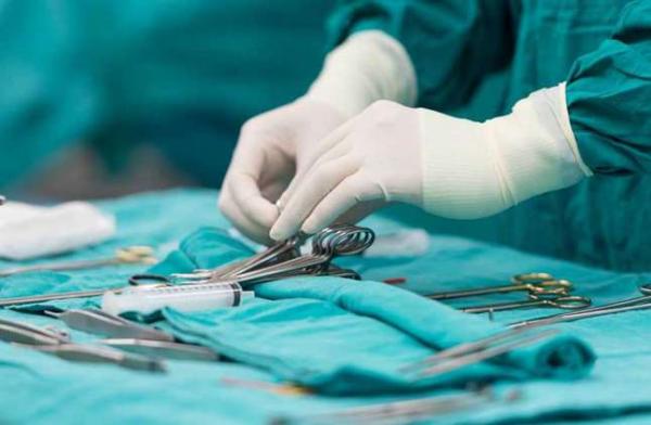 فيديو حصري..عراك ينتهي ببتر يد شاب بواسطة "منجل" وطاقم طبي ينجح في إعادتها بعد عملية جراحية معقدة