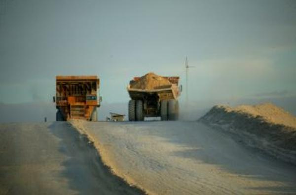 اليوسفية: أرباب الشاحنات يستنكرون إقصاءهم من صفقة تفويت نقل الفوسفاط لشركة خاصة