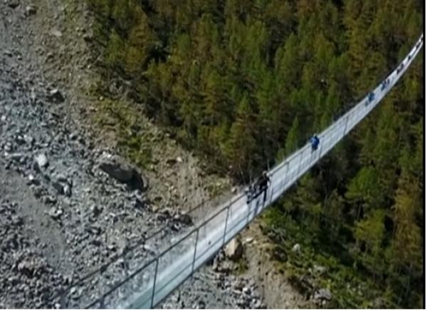 أعلى جسر معلق في العالم.. مناظر تحبس الأنفاس