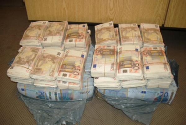 مديرية التفتيش بمكتب الصرف تتتبع خيوط عمليات تهريب العملة الصعبة عبر مجموعة من المطارات المغربية