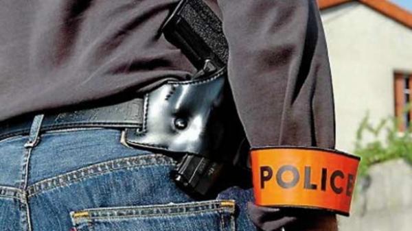 3 شبان  يعتدون على ضابط شرطة مرور أثناء مزاولته لعمله ويرسلونه للمستعجلات وغريب مافعلوه أمام الناس!