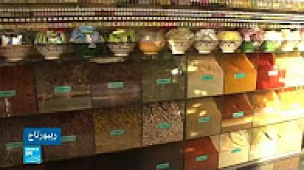 مغربي مختص في النباتات يستخرج العطور من الزهور المحلية والتوابل