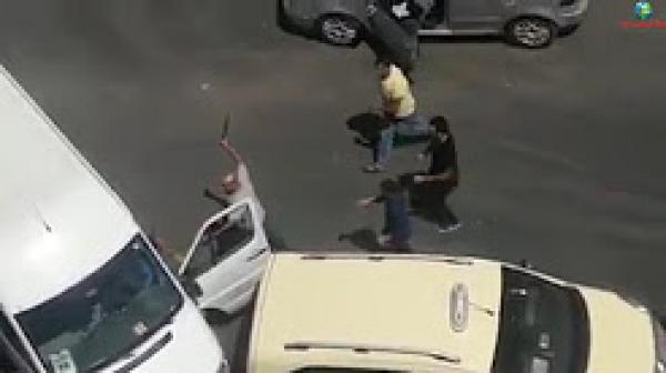 شيفور طاكسي يقطع الطريق ويضرب صاحب سيارة نقل