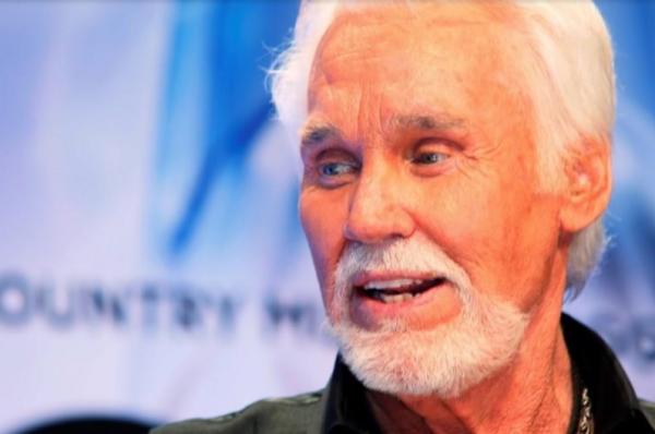 وفاة المغني الأمريكي الشهير كيني روجرز عن عمر 81 عاما