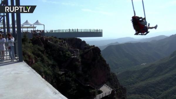 حلم كل طفل متهوّر.. الصين تطلق أرجوحة تتدلى من ارتفاع 320 مترا