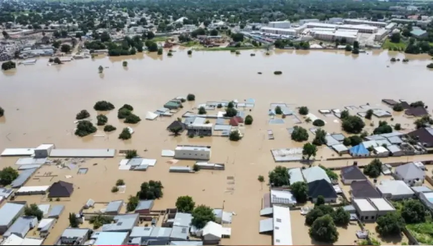 فيضانات نيجيريا تودي بحياة أكثر من 150 شخصا وتتسبب في نزوح الآلاف