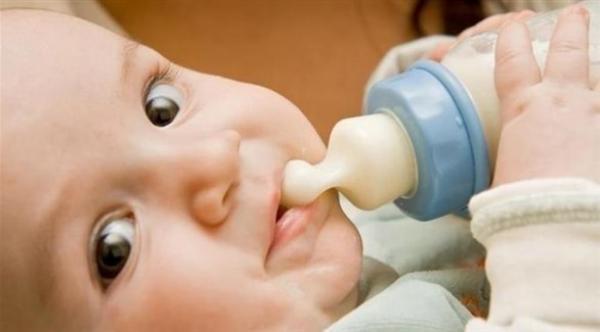 هذه الأعراض تنذر بحساسية حليب الأبقار لدى الرضع