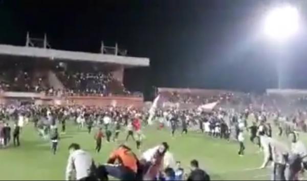 جمهور بركان  يكتسح الملعب بعد تأهله و اغنية  يونس بولماني تغطي المشهد