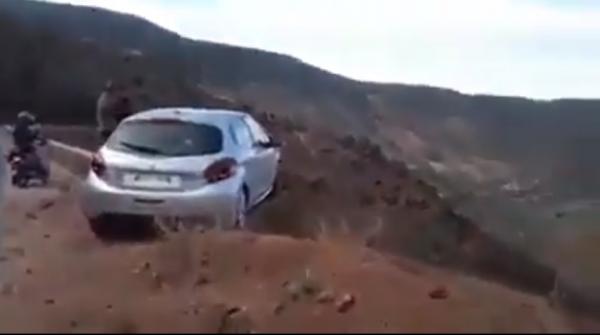 سيارة كادت تسقط في جرف سحيق لولا العناية الإلهية
