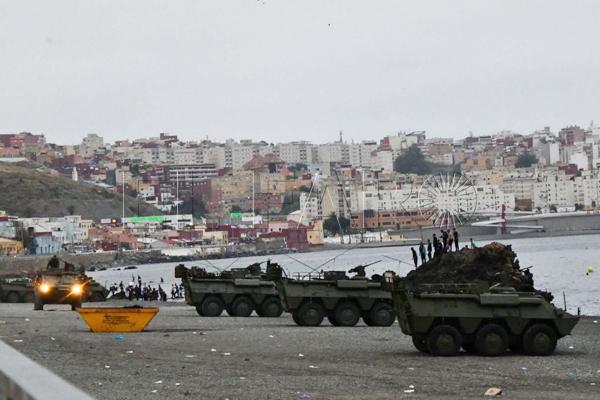 طوفان المهاجرين يواصل اكتساح سبتة المحتلة وإسبانيا تنزل الجنود والمدرعات العسكرية للشواطئ (فيديو)