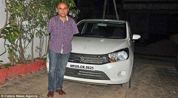 بالفيديو: هندي بلا ذراعين يحصل على رخصة قيادة