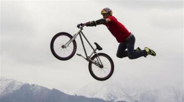 وفاة نجم رياضي أثناء قفز حر بالمظلة بسبب شجرة