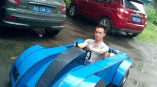 طالب يصنع سيارته الكهربائية الخاصة لتجنب التأخر عن جامعته