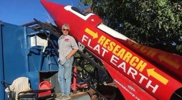 يطلق نفسه من صاروخ ليثبت أن الأرض مسطحة