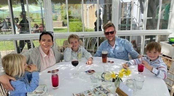 تقرر إجبار أطفالها على التخلي عن التكنولوجيا في العطلة