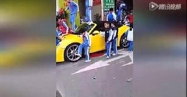 بالفيديو.. سيارة فارهة تقع ضحية لعصابة من الأطفال