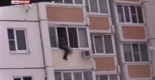 بالفيديو.. رجل يحاول الانتحار بعد تعاطي «الحشيش»