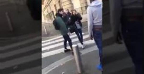 بالفيديو.. رد فعل غريب لفتاة لحظة الاعتداء على صديقها في الشارع