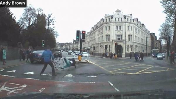 بالفيديو: المارة يوقعون بمشتبه به أثناء مطاردة الشرطة له