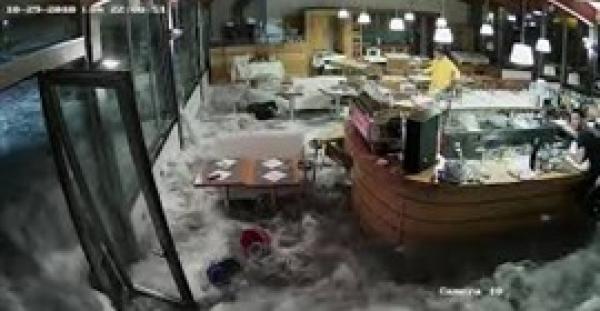 موجة ضخمة تحطم نوافذ مطعم في إيطاليا (فيديو)