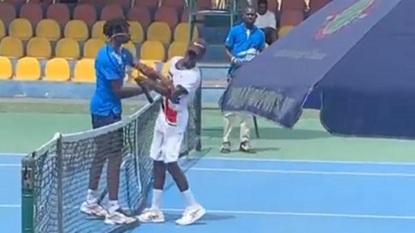 لاعب تنس يصفع خصمه في بطولة دولية(فيديو)