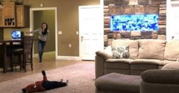 بالفيديو.. 3 ملايين مشاهدة لمقلب أب يمزح مع زوجته بقتل ابنه