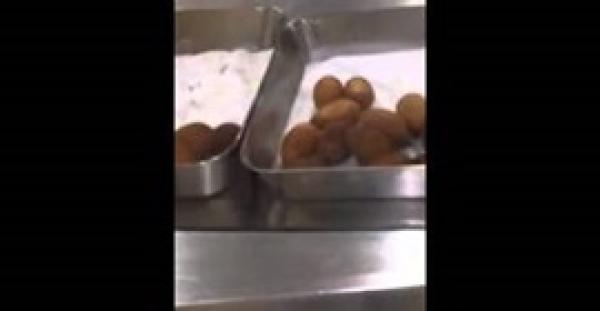 بالفيديو : حشرات زاحفة داخل وجبة أحد الزبائن في مطعم شهير بالرياض