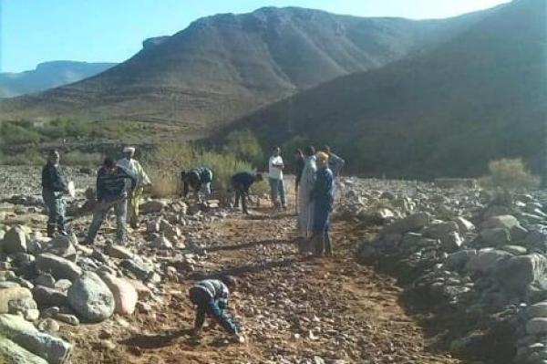 بالفيديو... سكان يحرجون السلطات ويعبدون بإمكانياتهم البسيطة طريقا بأعالي الجبال