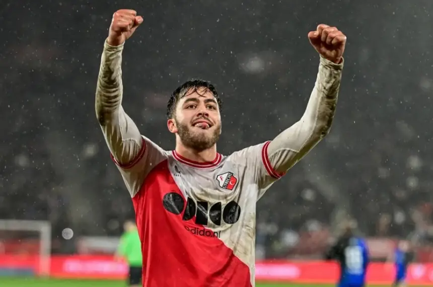 ضحية الركراكي يواصل الإبهار ويتألق في قمة الدوري الهولندي أمام أياكس