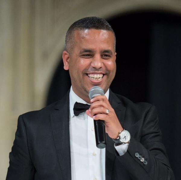 بالفيديو : الكوميدي " فتاح " يهاجم بنكيران و الروخ و بوطازوت و يصف الوزير الرباح بـ " أكبر نصاب "