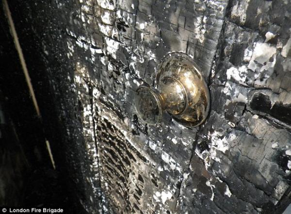 بالصور .. «مقبض باب» يشعل حريقاً في منزل بلندن