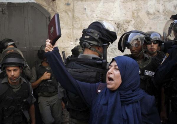 الاحتلال يحطم بوابات المسجد الأقصى التاريخية وإصابات في صفوف المرابطين