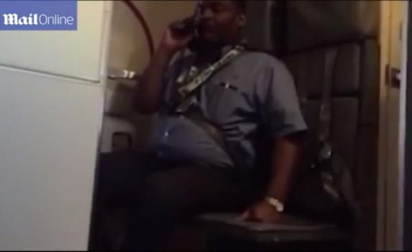 بالفيديو: مضيف طيران يغط في النوم أثناء تقديم تعليمات السلامة للركاب