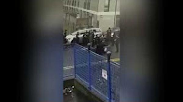 يهود يعتدون بالضرب على شرطي مرور بريطاني