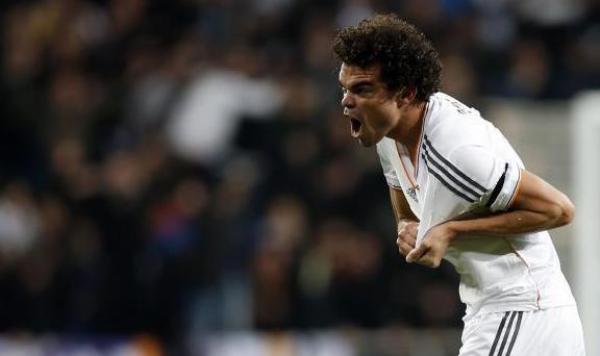 مدافع الريال بيبي يبدي "شماتته" في إنذار كوستا