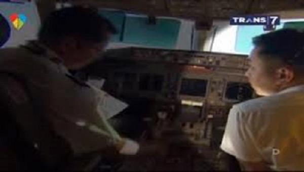 مساعد طيار الطائرة الماليزية المفقودة قام باتصال هاتفي لحظات قبل اختفائها
