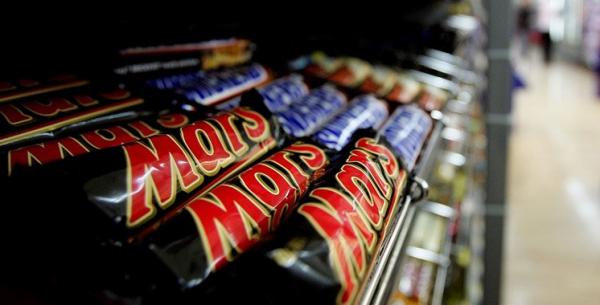 مكتب السلامة الصحية يحذر المغاربة من استهلاك "مارس" و"سنيكرز"