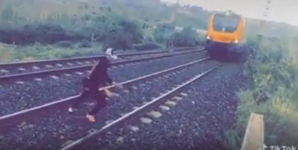 تطورات مثيرة في قضية الشاب الذي اعترض قطارا فوق السكة الحديدية (فيديو)