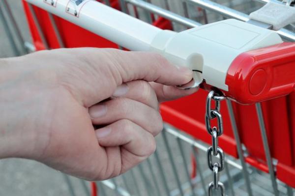 بالفيديو: يكتشف طريقة لفتح عربة التسوق دون عملة نقدية